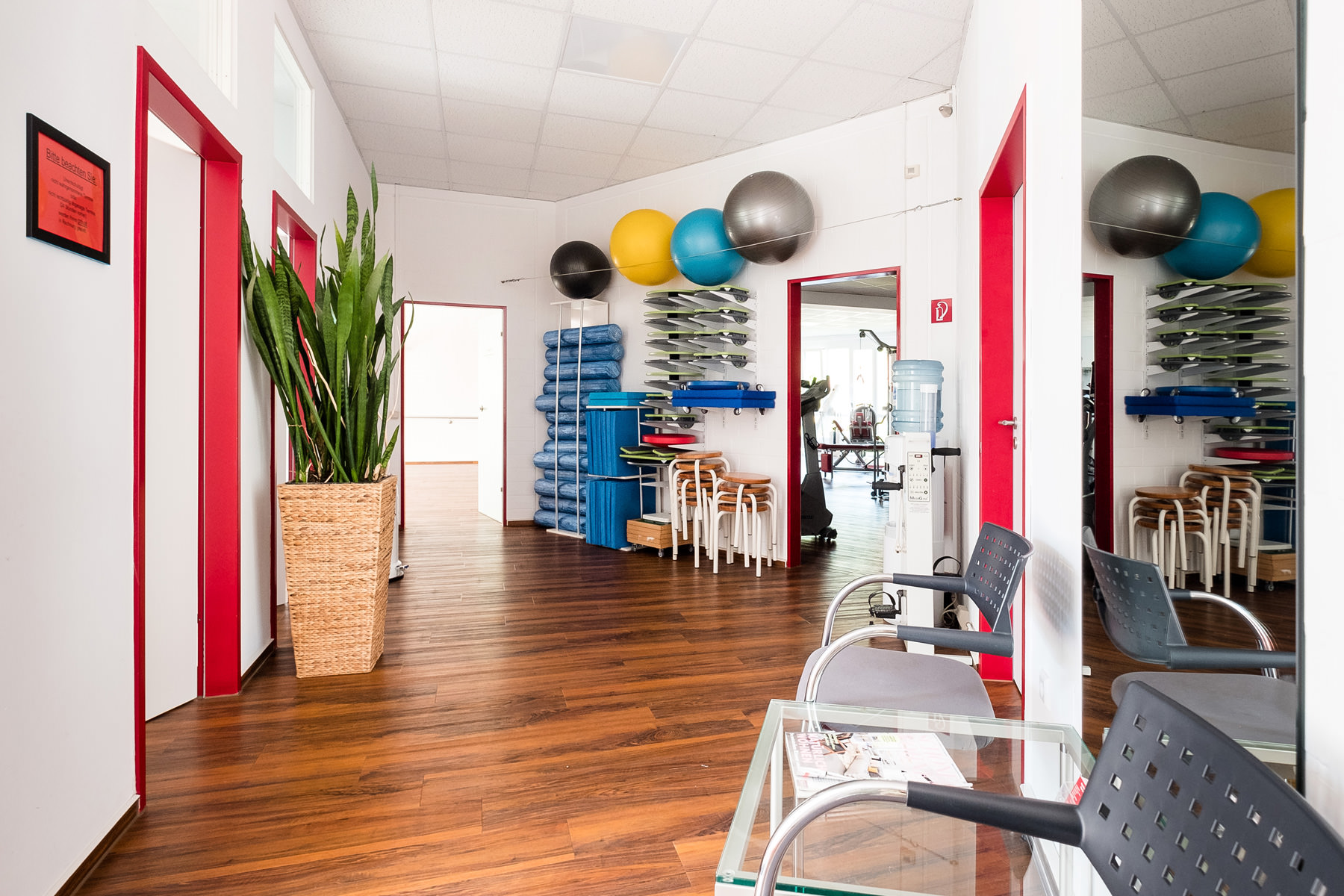 Eingangsbereich und Empfang der Physiotherapie-Praxis Ortkraß in Steinhagen