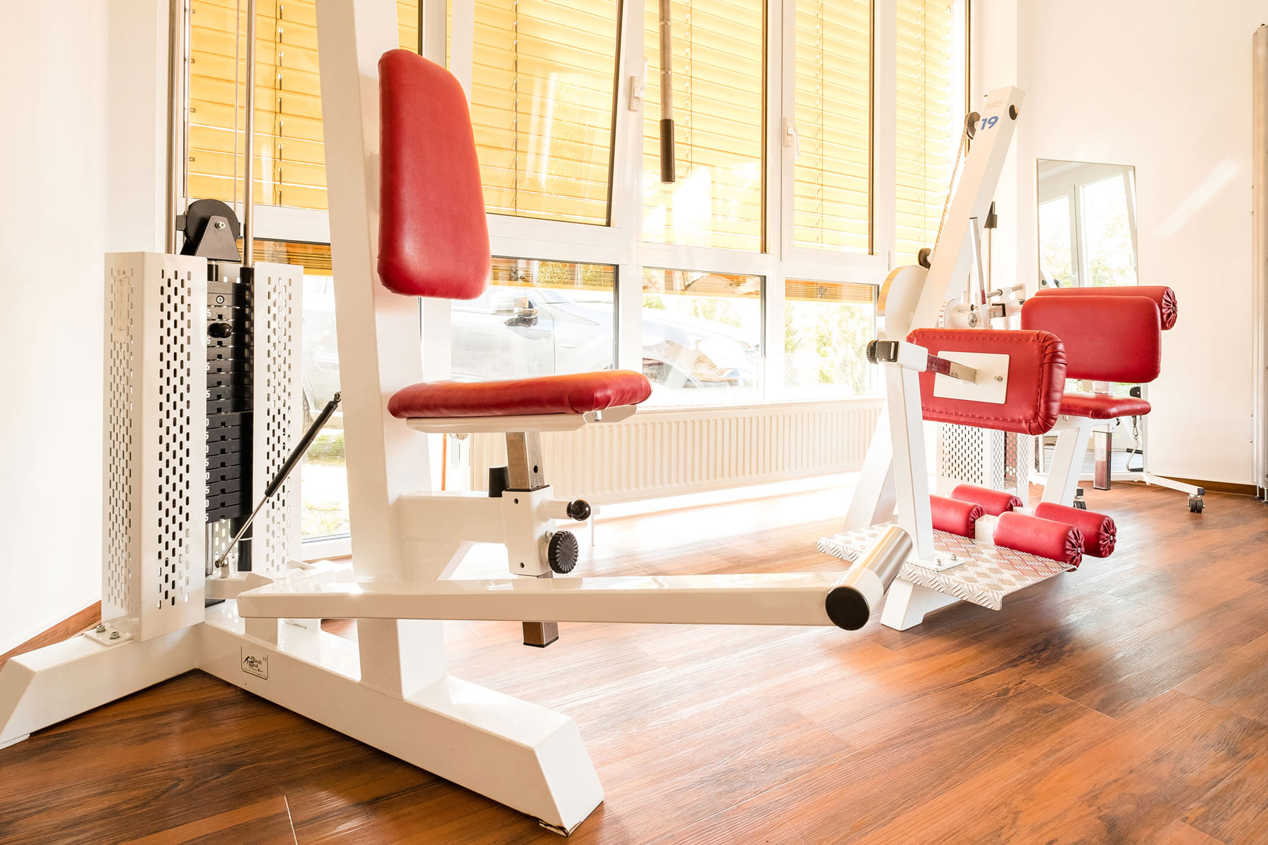 Fitnessbereich der Physiotherapie-Praxis Ortkraß in Steinhagen, vielseitige Ausstattung mit Geräten